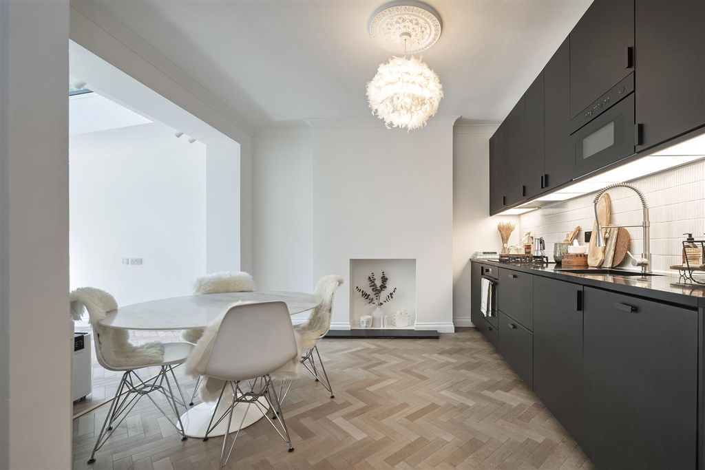 Property photo 1 of 10 Overstone Road