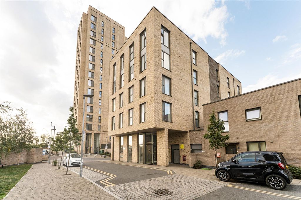 Property photo 1 of 47 Dunedin Road, E10