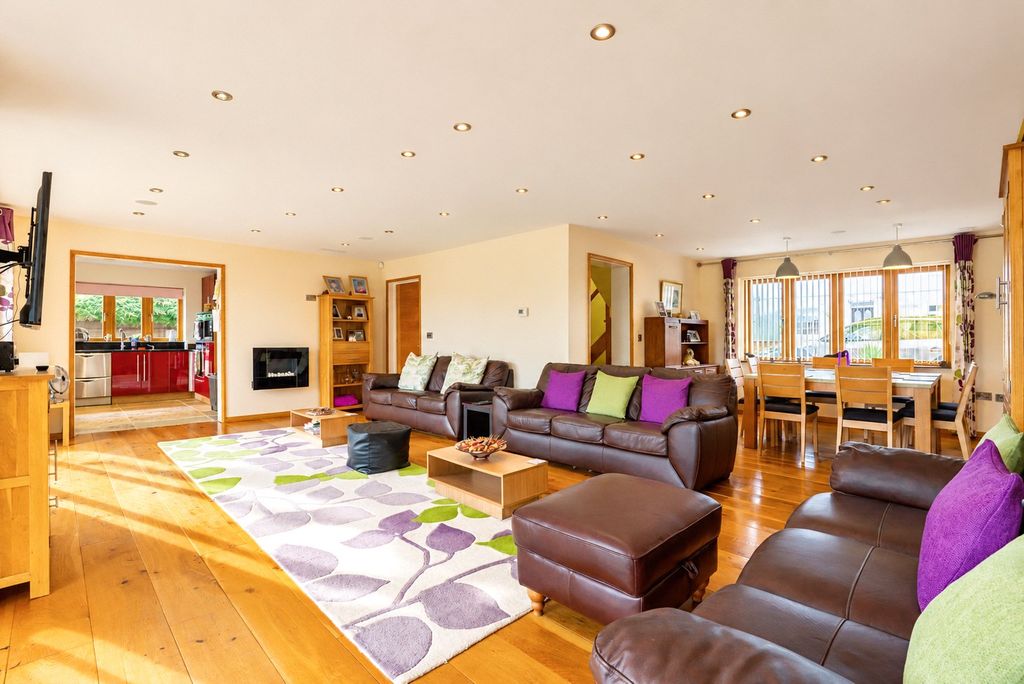 Property photo 2 of 24 Sitting Room