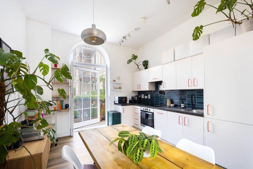 Property photo 3 of 21 Kitchen