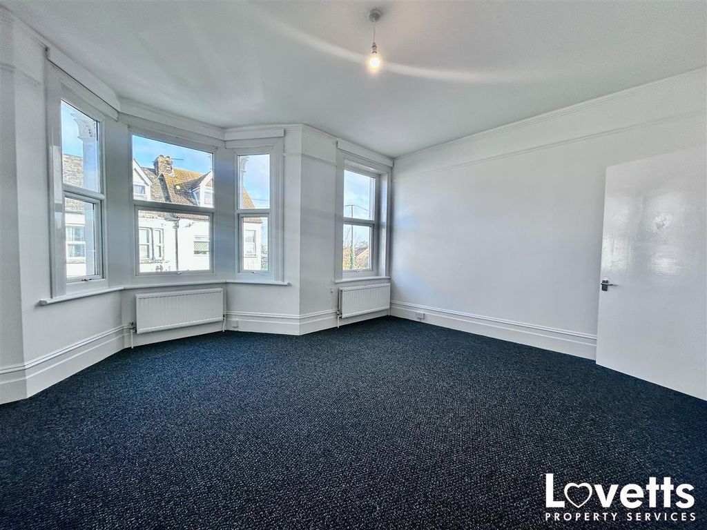 Property photo 3 of 16 Tfeild Lounge2.Jpg