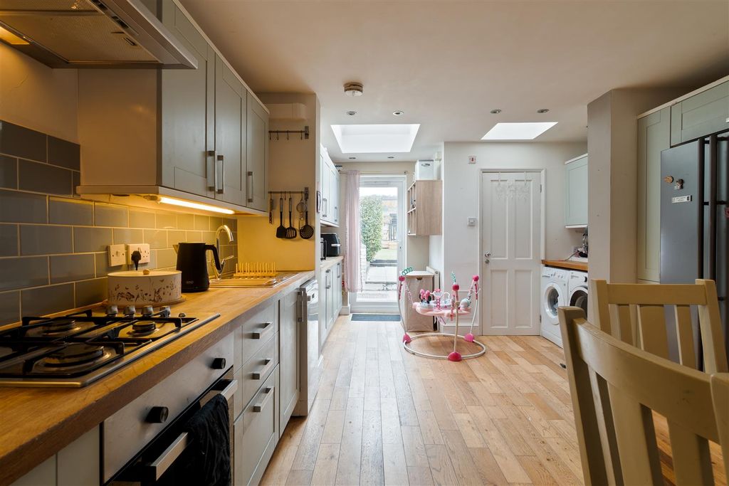 Property photo 3 of 19 High Street, Wouldham23.Jpg