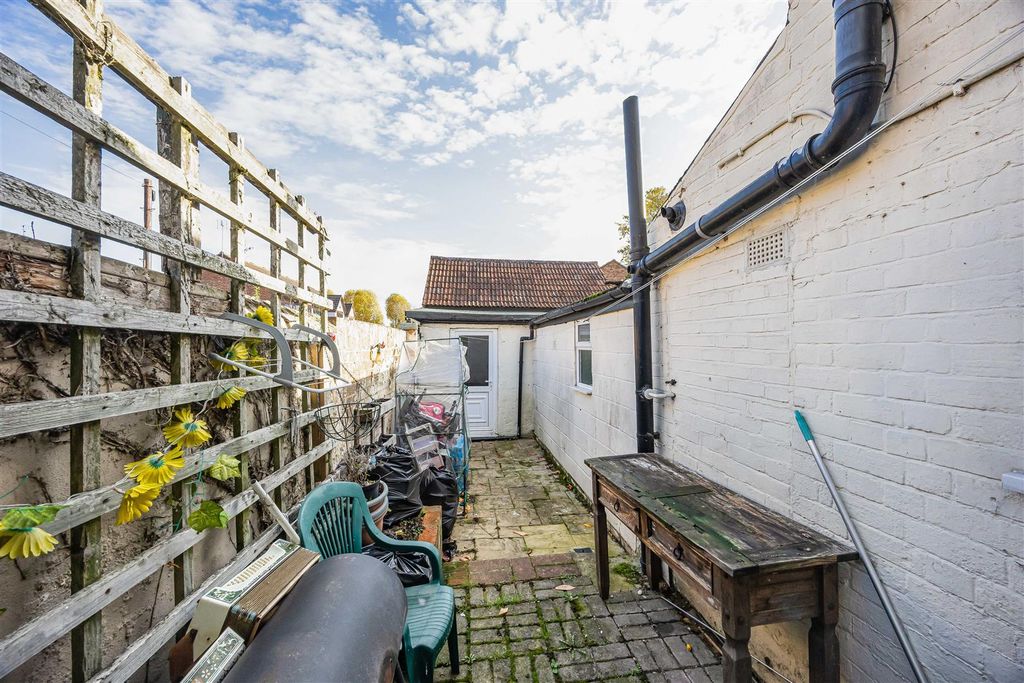 Property photo 3 of 15 13_66968.Jpg