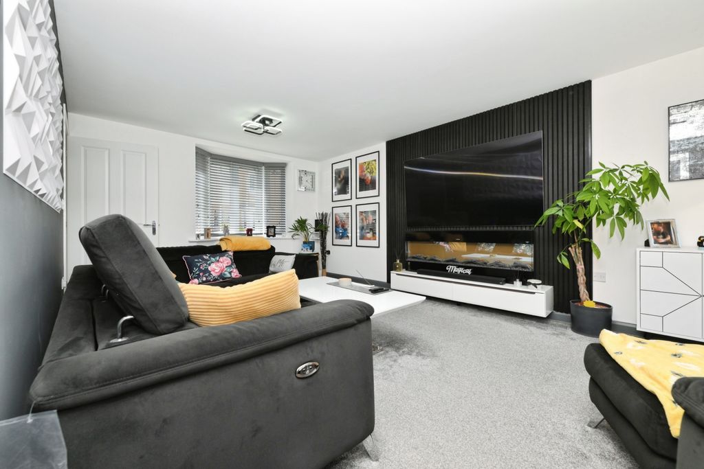 Property photo 3 of 20 Lounge