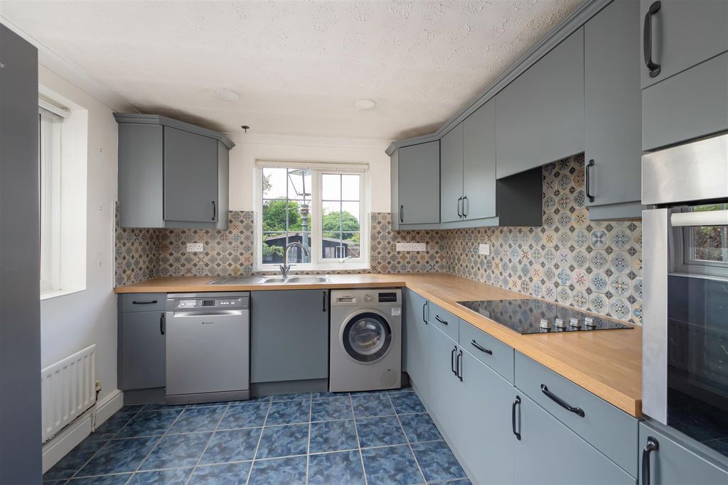 Property photo 3 of 16 Clare Road, Tankerton, Whitstable