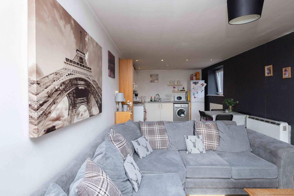 Property photo 2 of 14 Lounge
