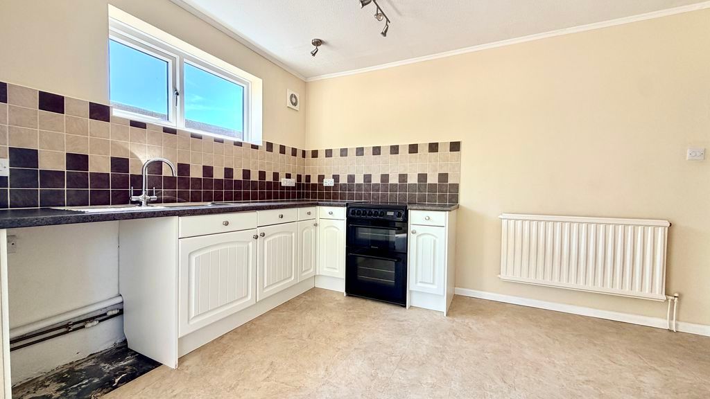 Property photo 3 of 13 Kitchen