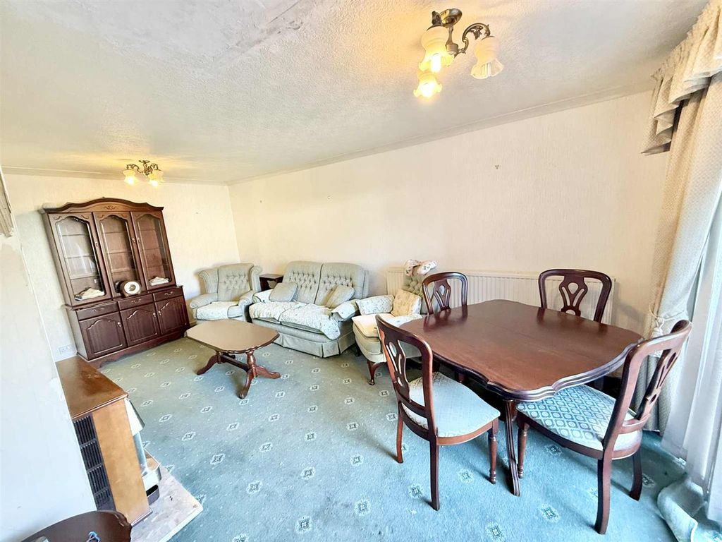 Property photo 3 of 10 Lounge.Jpg