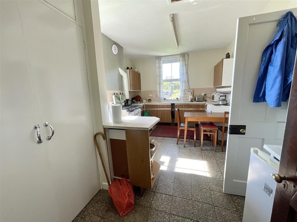 Property photo 3 of 11 Inner Hallway