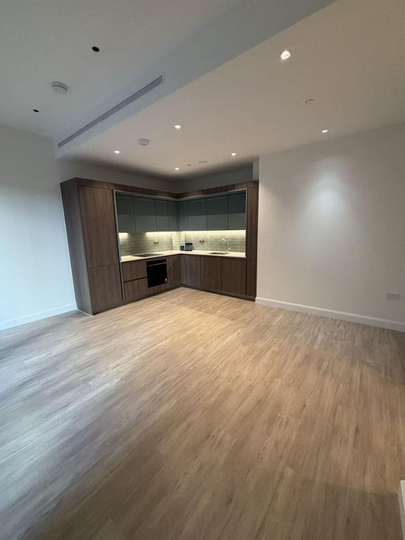 Property photo 1 of 7 2 Bed Flat To Rent Woodall Way, London Se11 5Bp