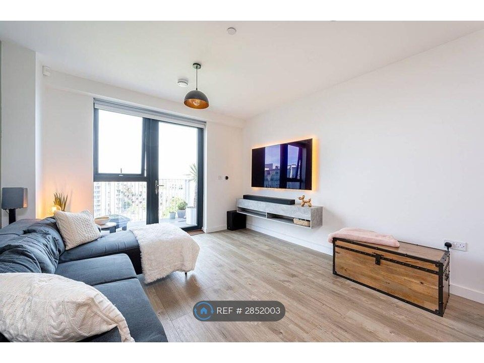 Property photo 1 of 10 Living Space