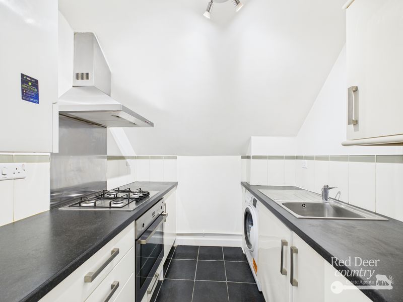 Property photo 3 of 10 Kitchen