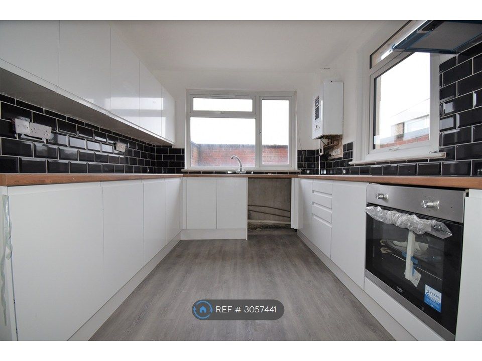 Property photo 1 of 20 Large Kitchen