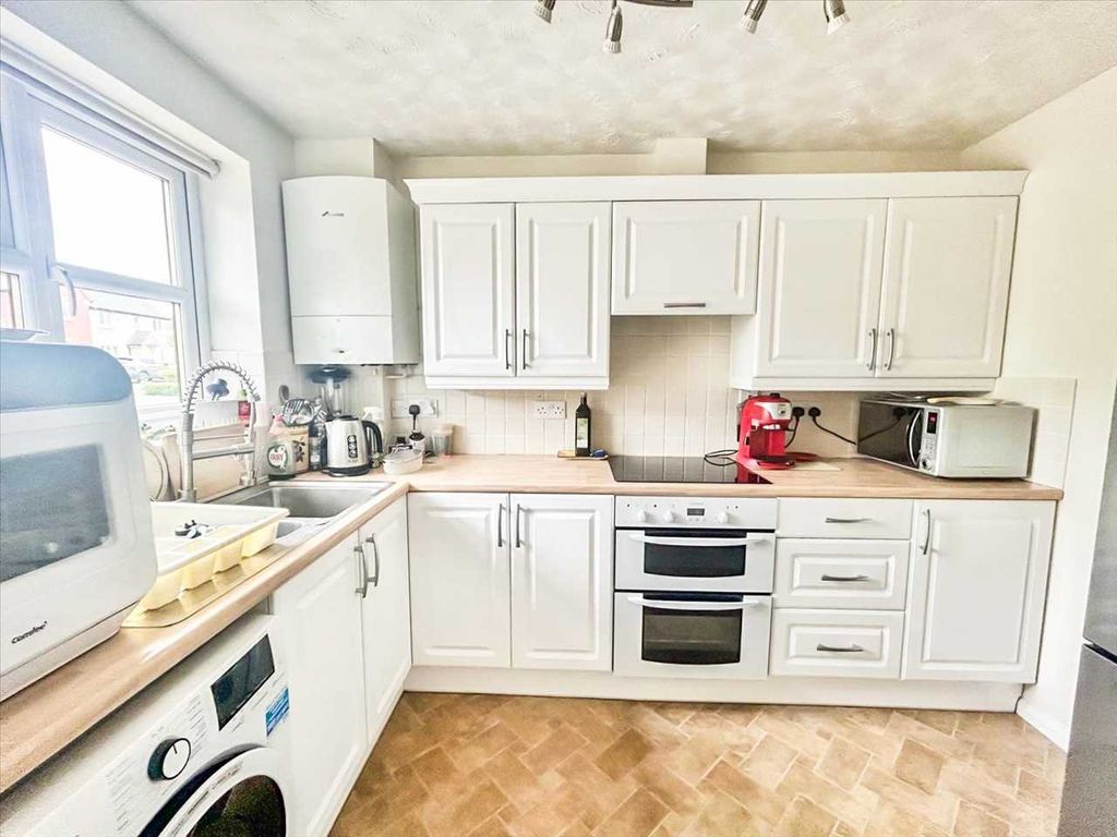 Property photo 3 of 19 Kitchen