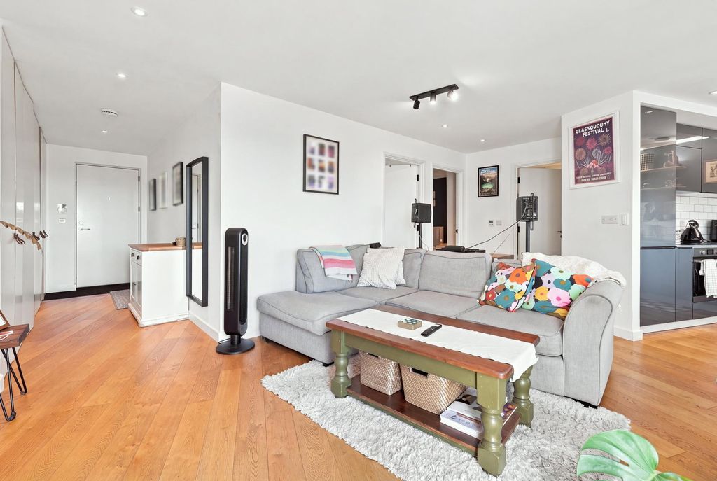 Property photo 2 of 27