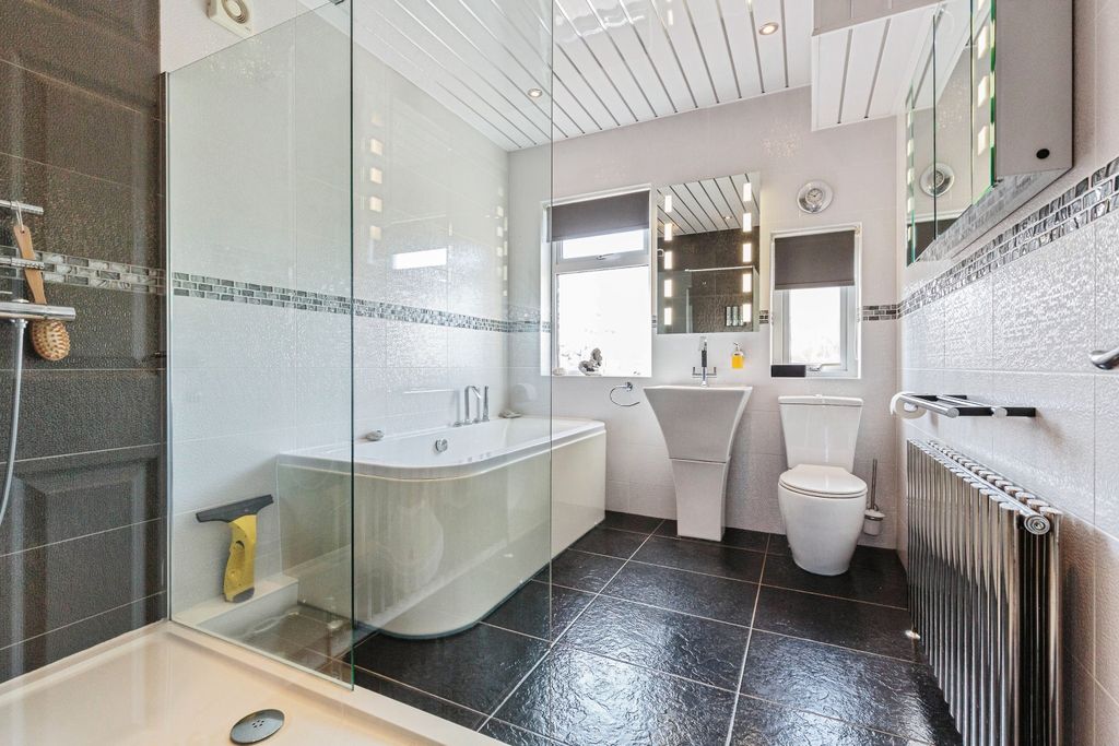 Property photo 1 of 20 Bathroom