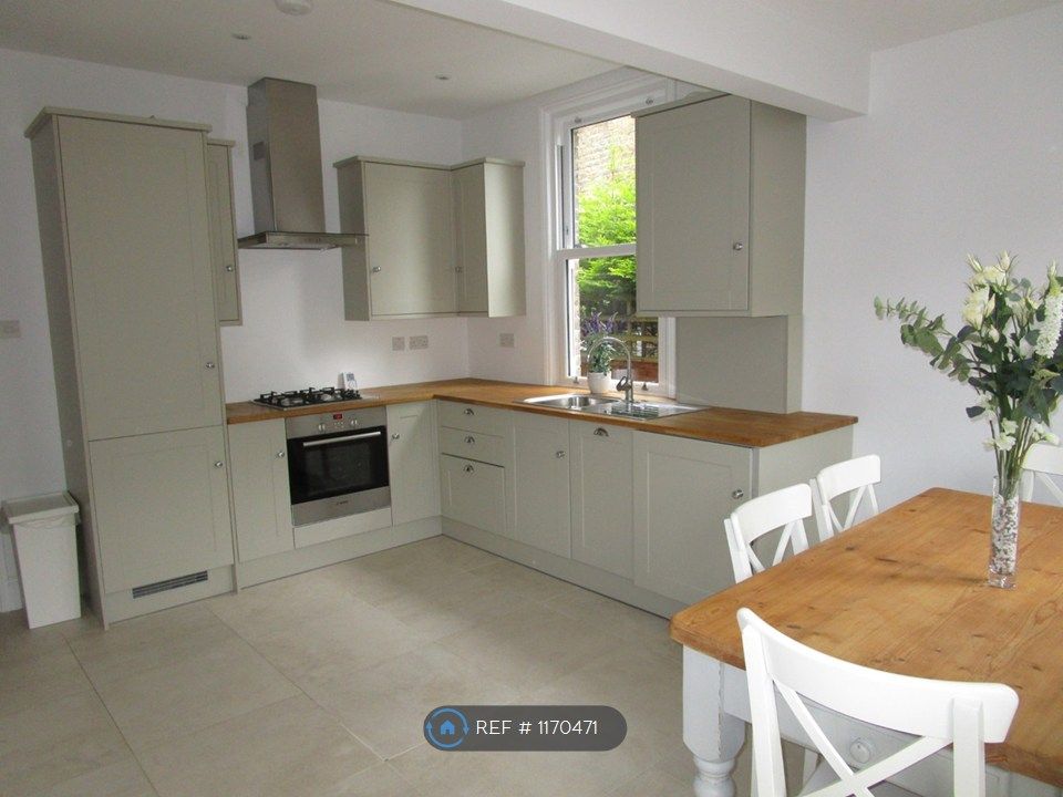 Property photo 2 of 11 Kitchen