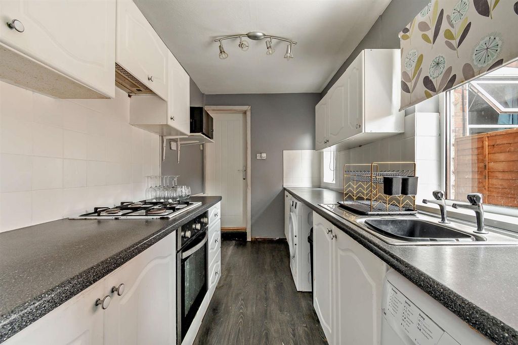 Property photo 3 of 16 8654752-Interior07-800.Jpg