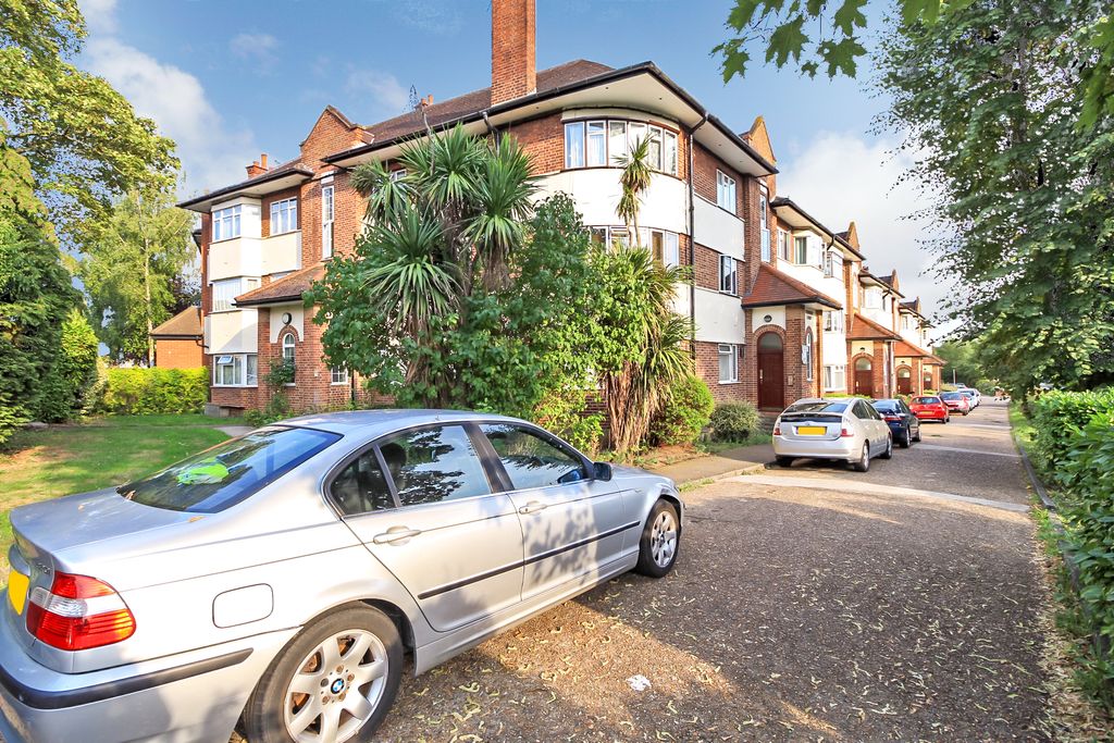Property photo 1 of 11 Three Bedroom Ground Floor Flat To Rent