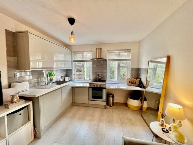 Property photo 2 of 12 Kitchen/Lounge