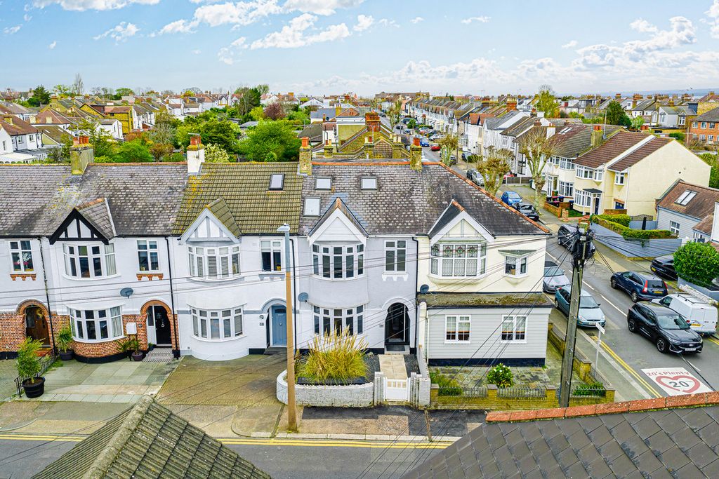 Property photo 1 of 32