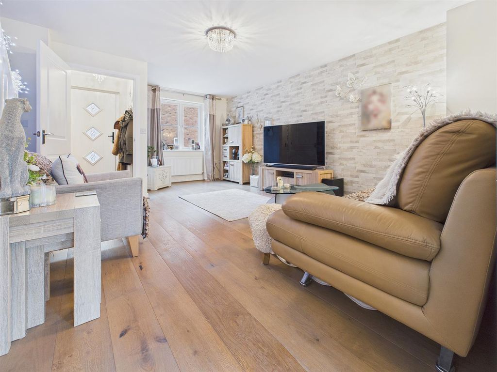 Property photo 3 of 18 Lounge