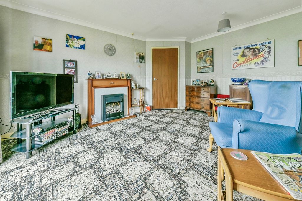 Property photo 3 of 18 Lounge