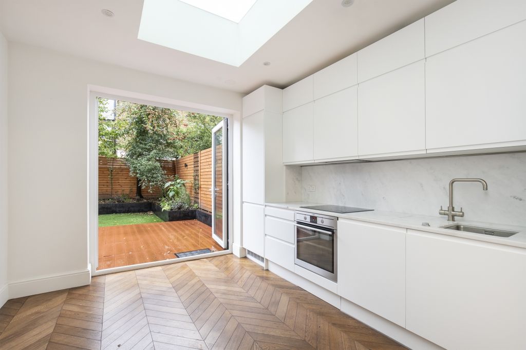 Property photo 1 of 11 Muncaster Road 7A...