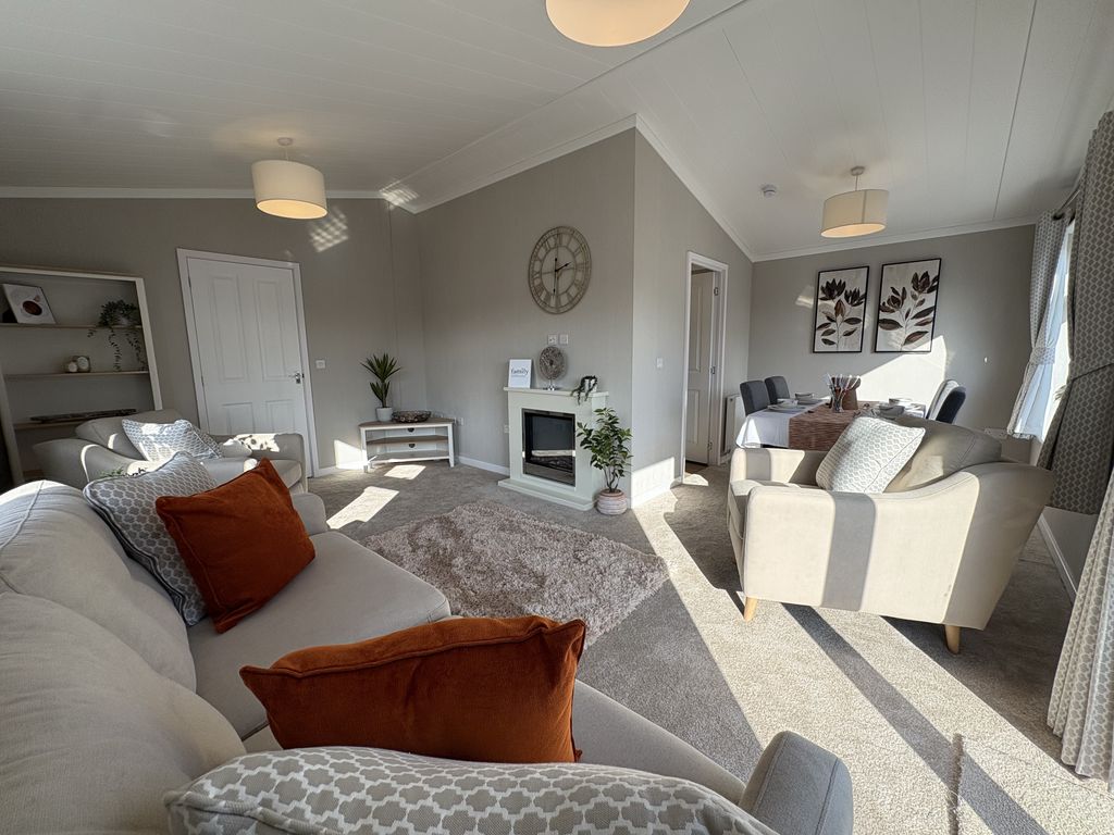 Property photo 2 of 16 Lounge