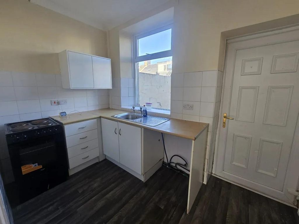 Property photo 3 of 6 Kitchen