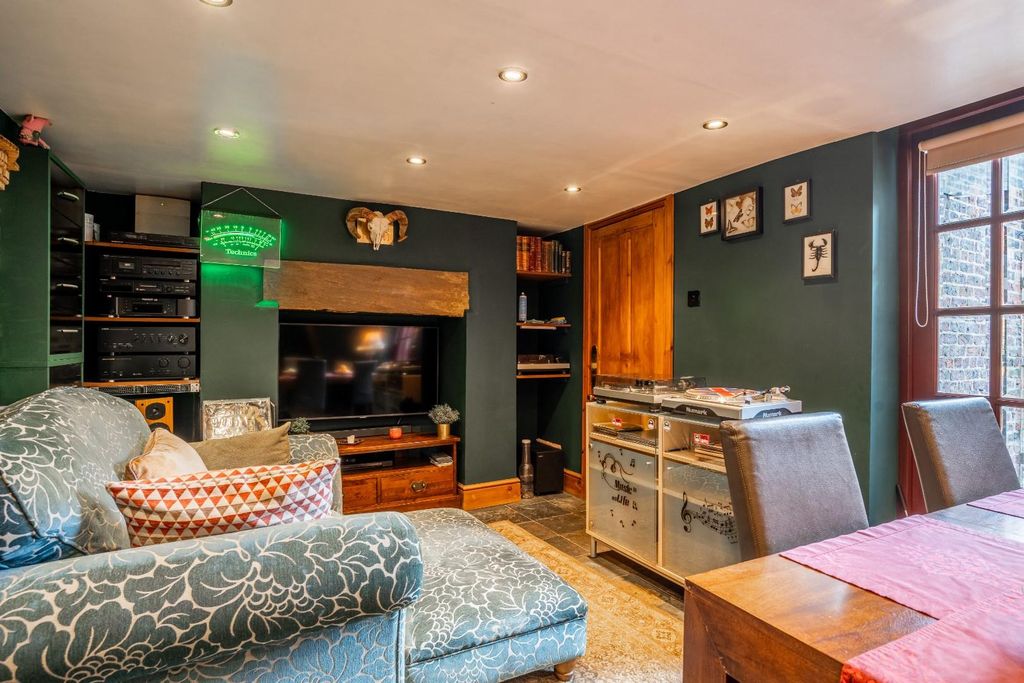 Property photo 3 of 18 Sitting Room