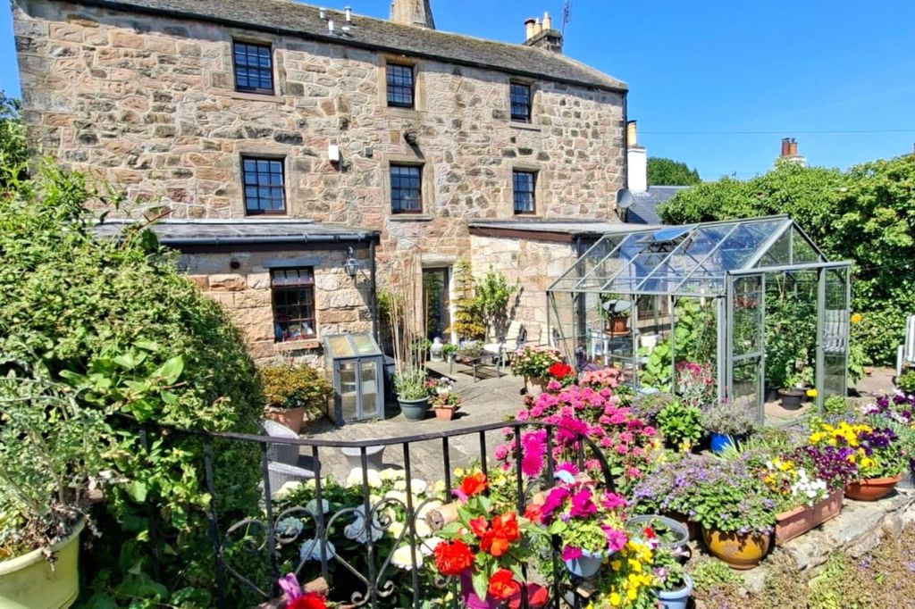 Property photo 1 of 37 Castle House