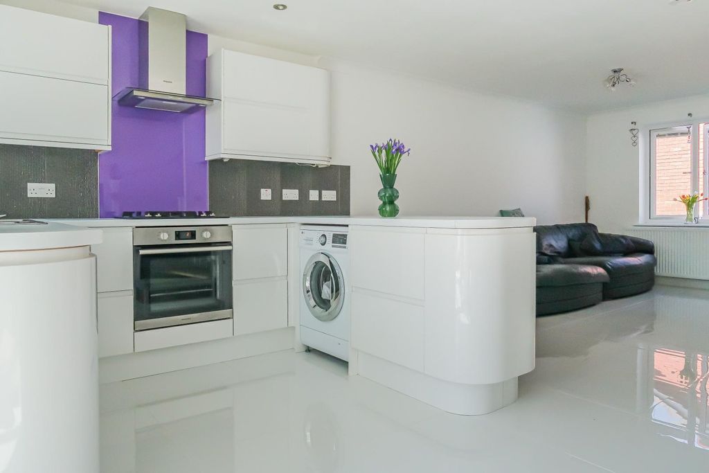 Property photo 1 of 21 Kitchen Lounge