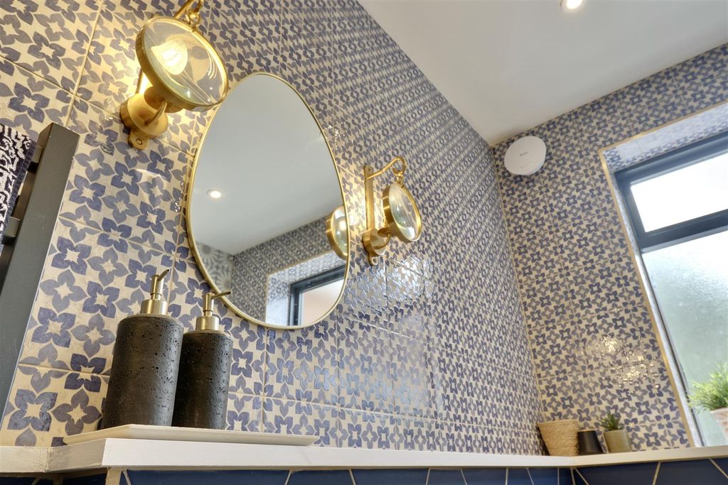 Property photo 3 of 34 Bathroom