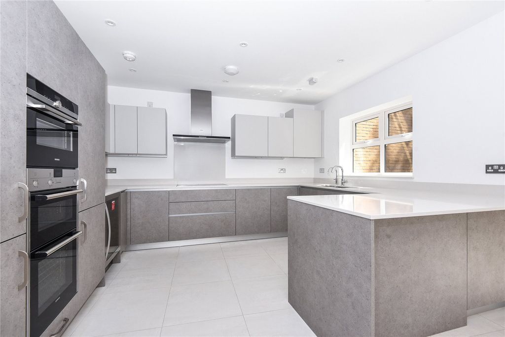 Property photo 2 of 10 Kitchen