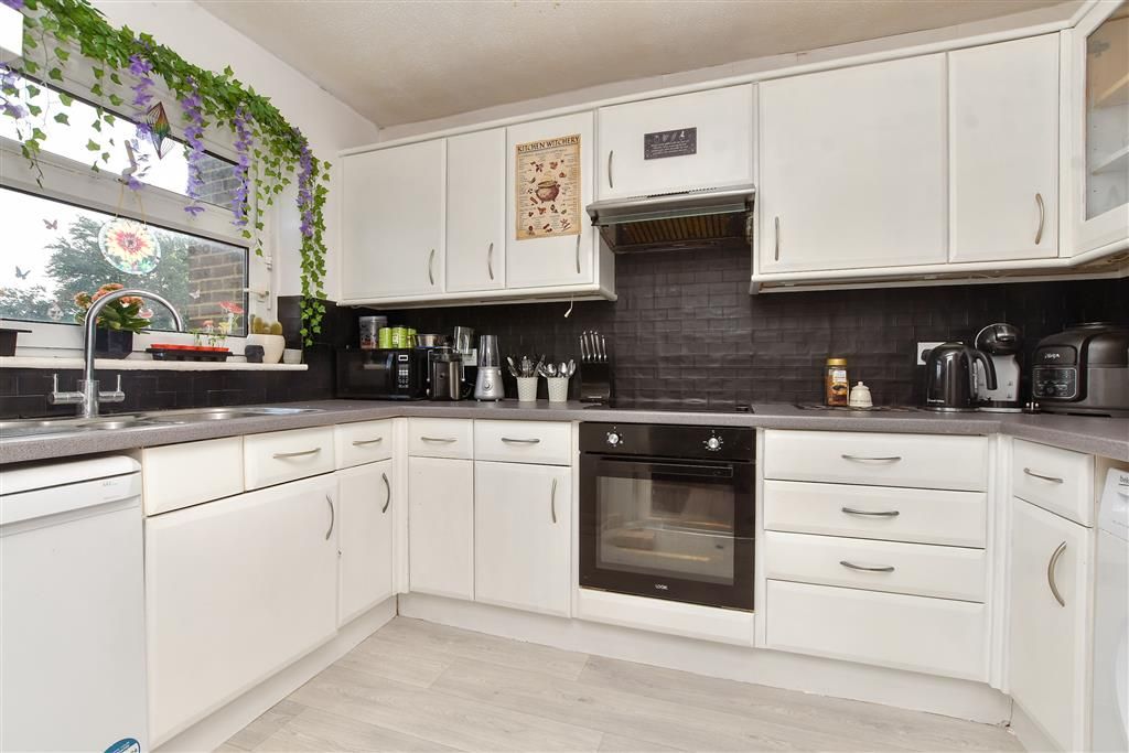 Property photo 3 of 8 Kitchen