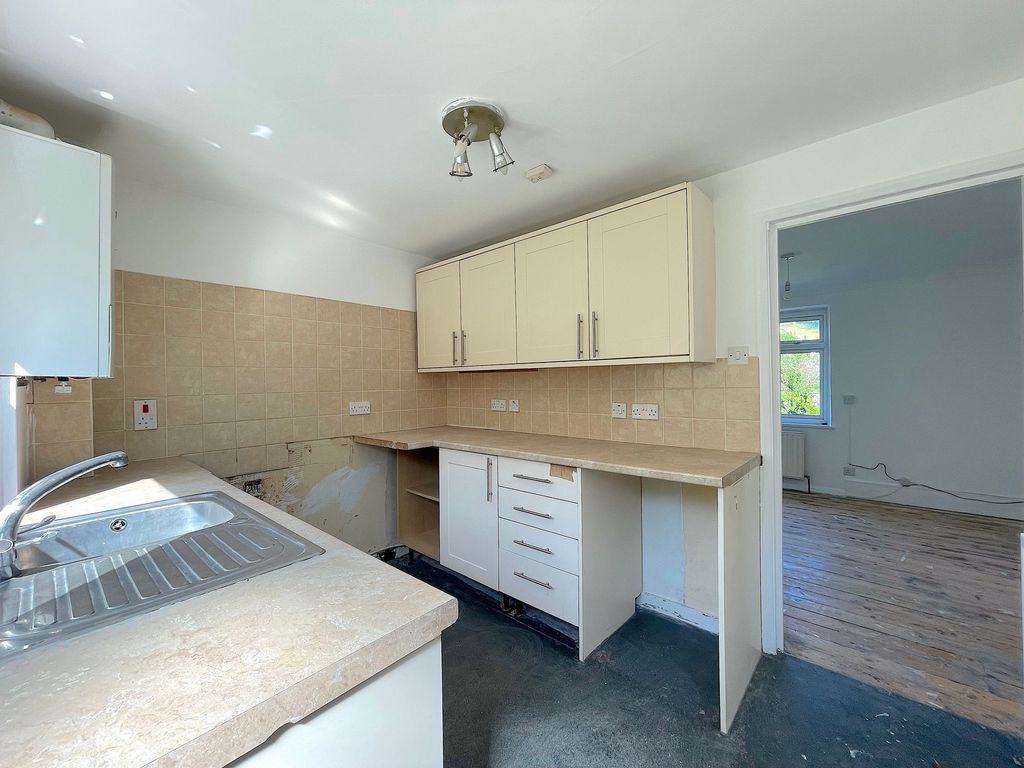 Property photo 3 of 15 Kitchen (1)