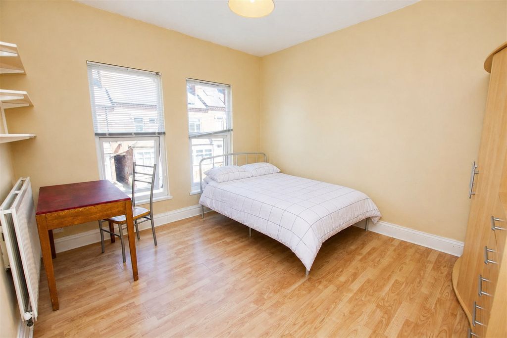 Property photo 3 of 7 Approach