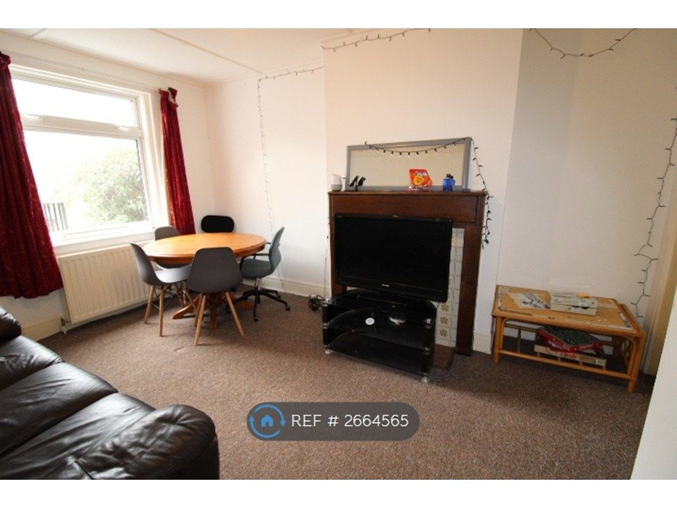 Property photo 3 of 18 Lounge