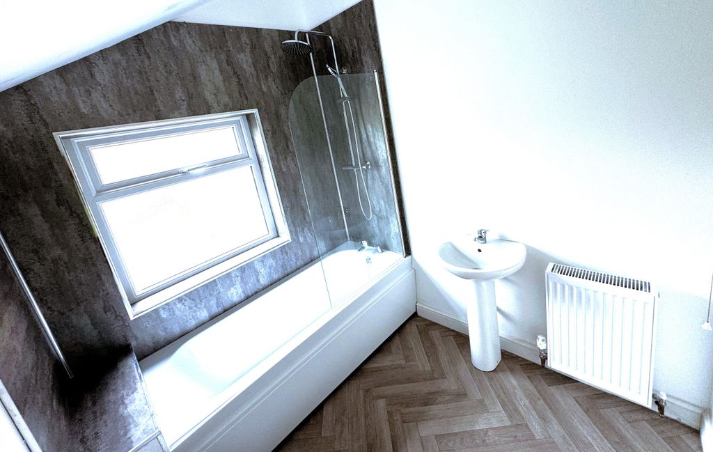 Property photo 2 of 8 Bathroom
