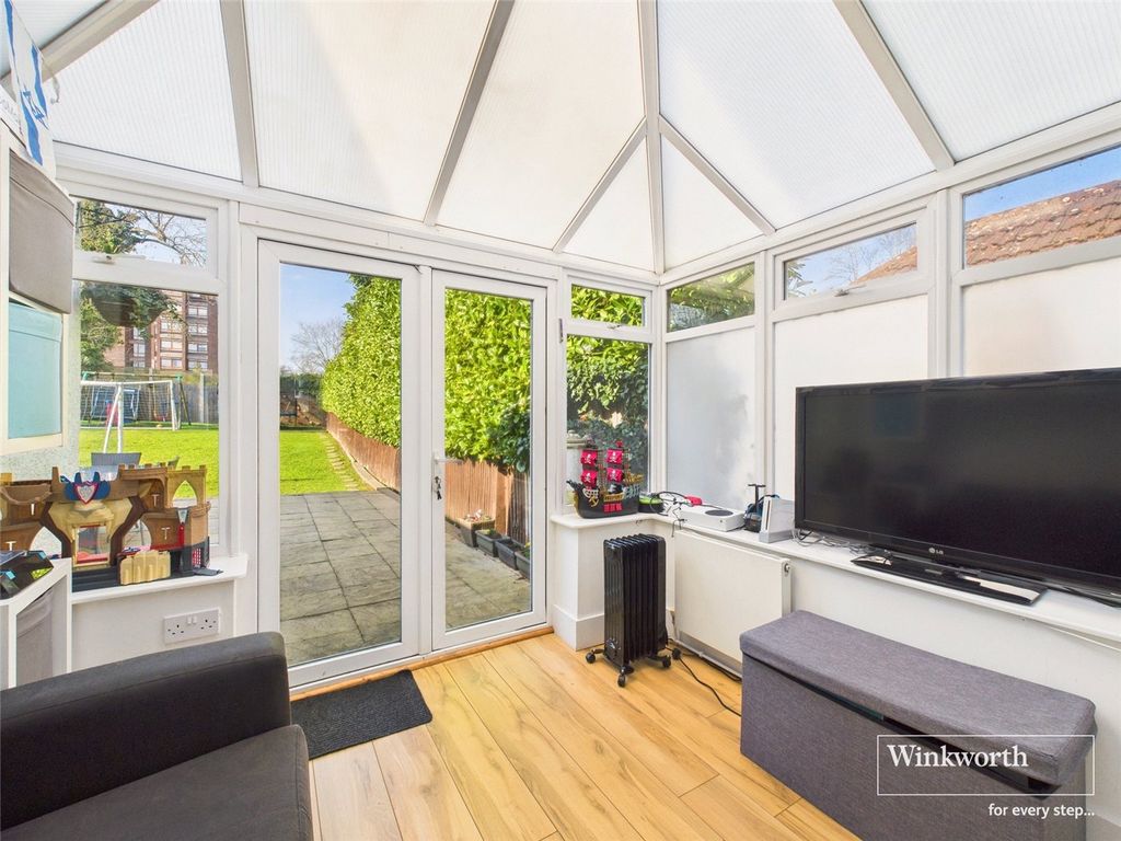 Property photo 3 of 18 Conservatory