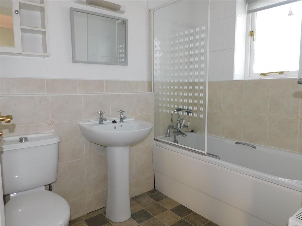 Property photo 3 of 11 Bathroom