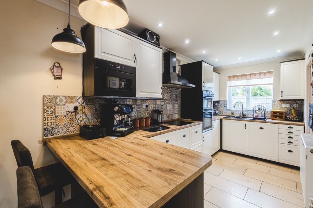 Property photo 2 of 26 4046634