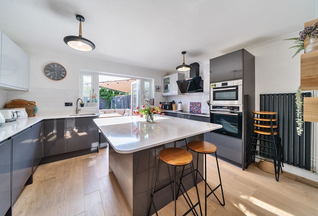 Property photo 2 of 15 1295556-9-6824E05...