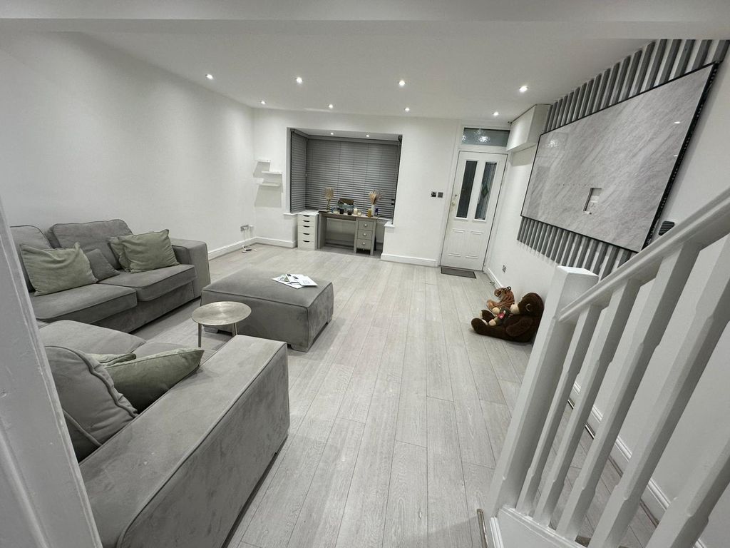 Property photo 3 of 21 Gallery