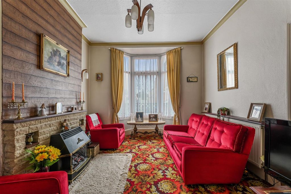 Property photo 2 of 22 Through Lounge