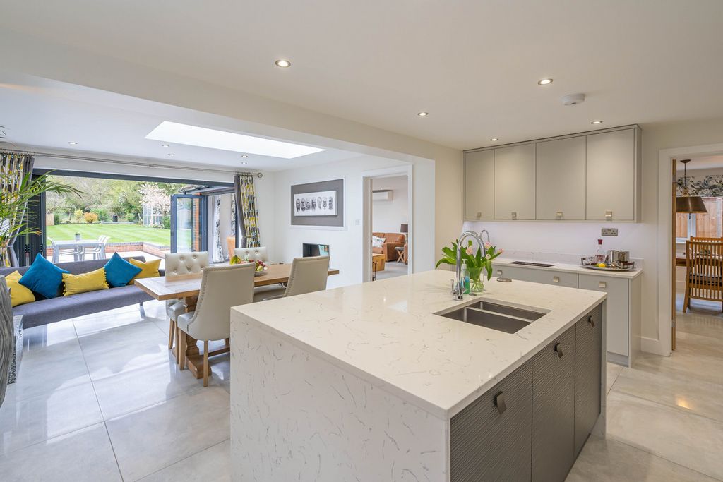 Property photo 2 of 40