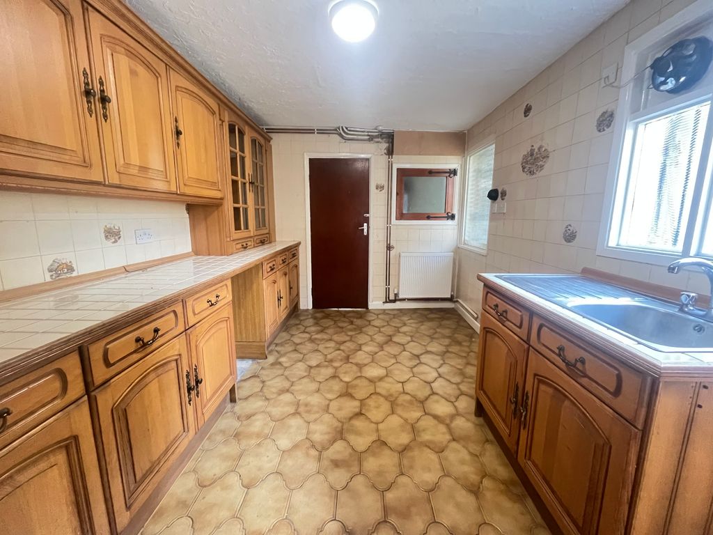 Property photo 3 of 8 Kitchen