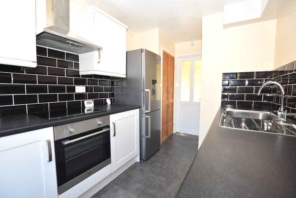 Property photo 3 of 16 Kitchen 2.Jpg