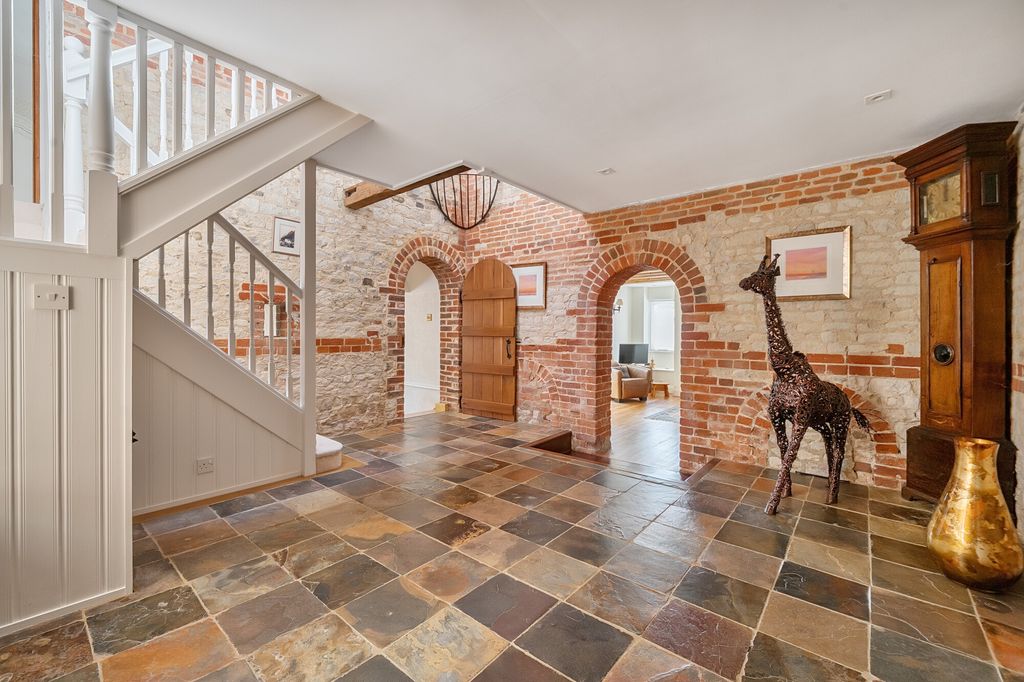 Property photo 2 of 32